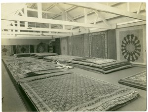 Carpet Trades, hoofdshowroom, 1923 door English Photographer